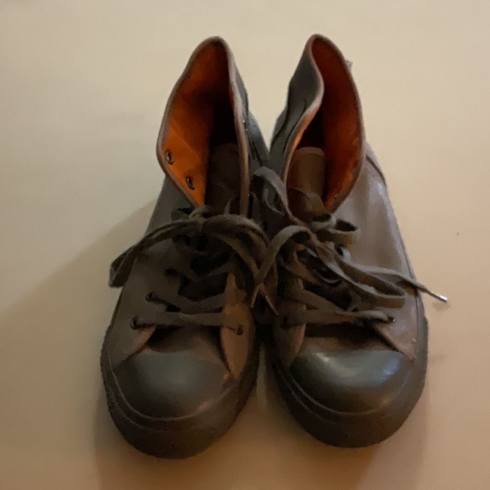 EUC men’s converse sneakers